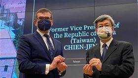 陳建仁訪波蘭奧斯威辛國家博物紀念館前副總統陳建仁（右）17日把象徵台灣、波蘭合作的TAIWAN牌匾，交予波蘭奧斯威辛國家博物紀念館。（外交部提供）中央社記者鍾佑貞傳真 110年11月17日