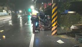 離奇車禍！19歲女撞檳榔攤命危送醫（圖／翻攝畫面）