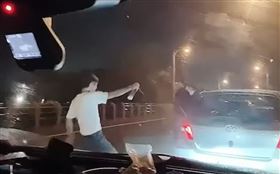 彰化掃把哥攔車嗆　被噴霧13秒KO（圖／翻攝自記者爆料網）