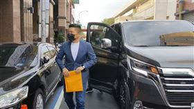 顏寬恒親自前往登記，參選中二立委補選 (圖/翻攝畫面)