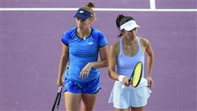 ▲謝淑薇、梅丹斯（Elise Mertens）拿下WTA年終賽亞軍。（圖／美聯社／達志影像）