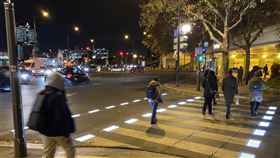 巴黎實驗地面照明號誌  初步調查受用路人好評巴黎15區實驗地面照明號誌近日公布首次汽車與行人行為調查研究，成效正面。許多汽車都更注意行人優先，行人在穿越馬路時也更安心。用路人也向中央社表示，希望能擴大使用範圍。中央社記者曾婷瑄巴黎攝  110年11月18日