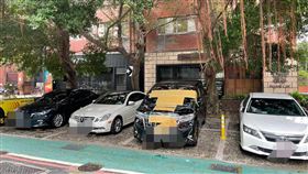 台北市1部黑色休旅車遭人貼滿厚紙板。（圖／翻攝自《爆廢公社》）