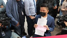 顏寬恒登記台中第2選區立委補選（2）國民黨徵召前立委顏寬恒（圖）出征台中第2選區立委補選，顏寬恒18日前往台中市選舉委員會，完成登記參選。中央社記者蘇木春攝  110年11月18日