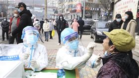 大連本土疫情未歇　溯源指向俄羅斯進口冷鏈食品中國遼寧省大連市上月中旬爆發2019冠狀病毒疾病本土疫情，迄今未歇。大連官方3日將疫情源頭指向自俄羅斯進口的冷鏈食品。圖為2020年12月23日，大連進行全民核酸檢測。（中新社提供）中央社　110年1月3日