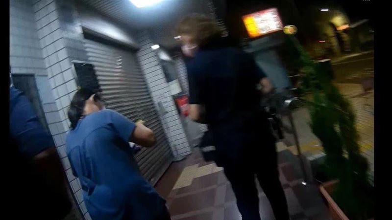 婦人匯款邊聽電話　路人報警救了7萬