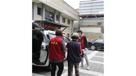 ▲花蓮分署解送周婦至花蓮地方法院聲請管收。（圖／翻攝畫面）