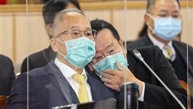 顧立雄李大維交換意見國安會祕書長顧立雄（前右）、總統府祕書長李大維（左）18日上午赴立法院司法及法治委員會列席審查總統府預算案，二人在會前交換意見。中央社記者鄭清元攝  110年11月18日