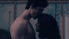 尚恩曼德斯和卡蜜拉分手。(圖／推特)