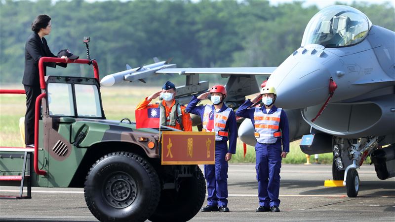 F16-V作戰隊接裝成軍　總統親閱