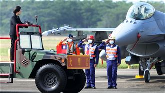 F16-V作戰隊接裝成軍　總統親閱