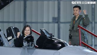 多圖／嗨握拳！蔡總統親登F-16V
