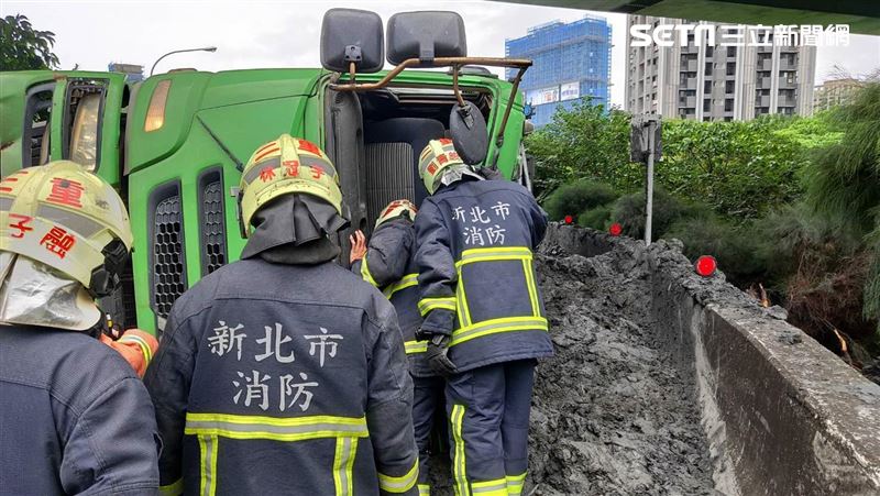 三重交流道聯結車翻覆1死　南向封閉