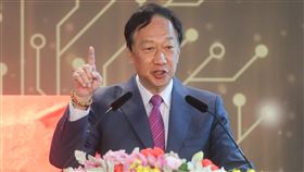 鴻海研究院揭牌　郭台銘致詞鴻海研究院4日上午舉行揭牌儀式，鴻海創辦人郭台銘致詞表示，台灣未來要有更多護國神山，要有更多的新生兒，未來過程中要有更多公司投入研發，讓更多人才加入轉型升級產業的行列。中央社記者裴禛攝　110年1月4日