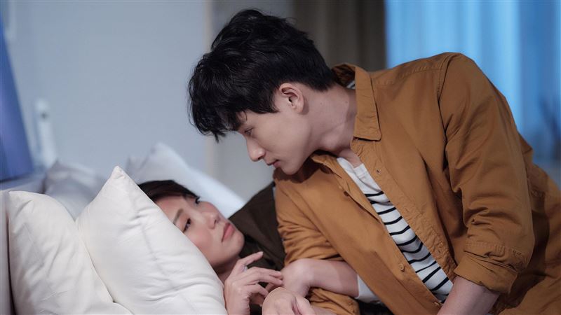 大牙發酒瘋爆哭　抱「假男友」訴心酸