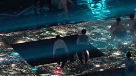 時代少年團謝幕升降台故障「一腳踩空」　隊友拉手救援一起掉進洞！（圖／翻攝自娛樂課代表、賀峻霖微博）