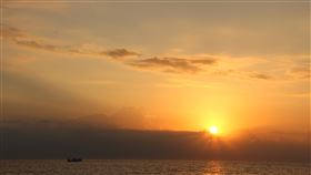 花蓮2022年推賞鯨船、專機迎曙光花蓮縣政府2022年迎曙光活動，分別與賞鯨船、旅行社合作推出陸、海、空3種方式，民眾可選擇搭賞鯨船、搭專機或是沿著七星潭健走迎接新年的第一道曙光。（花蓮縣政府提供）中央社記者張祈傳真  110年11月18日