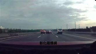 「硬切」害車自撞翻3圈　休旅車逃逸