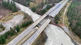 加拿大卑詩省豪雨與土石流摧毀道路，有數座山村孤立無援。（圖／翻攝自twitter.com/TranBC）
