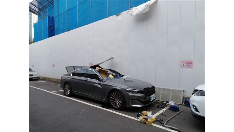 BMW遭工地天落重物狂砸　車頂消失