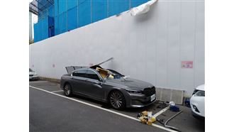 BMW遭工地天落重物狂砸　車頂消失