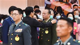 陳敏華晉任少將「109年下半年陸海空軍將官晉任布達暨授階典禮」23日上午在三軍軍官俱樂部舉行，總統蔡英文共核定20位將官晉任，蔡總統警衛主任陳敏華（中右）晉任少將。中央社記者林俊耀攝　109年6月23日