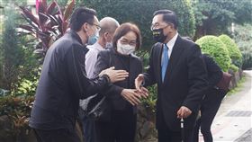 李應元辭世  陳水扁前往弔唁（2）前駐泰代表李應元因癌病逝，家屬於法鼓山中華佛教文化館設置蓮位供親友追思、祭拜，前總統陳水扁（右）18日前往弔唁，向家屬致意。中央社記者徐肇昌攝  110年11月18日