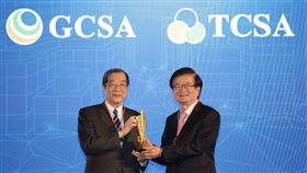 長庚醫療財團法人榮獲2021年全球永續獎的「疫情防治貢獻獎」及台灣企業永續報告書白金獎。（圖／長庚醫療財團提供）