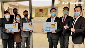 駐立陶宛台灣代表處正式掛牌設立，新獲任命的首任代表黃鈞耀及同仁攝於館牌前。（圖／外交部提供）