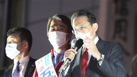 日本眾議院大選  執政黨盼自民黨能取得過半席次日本第49屆眾議院大選共1051人參選，將從289個小選舉區選出各1席區域議員，加上176席比例代表議員，總計465席，過半數為233席。執政黨自民黨黨魁、首相岸田文雄（右）盼自民黨能取得過半席次。中央社記者楊明珠東京攝  110年10月30日