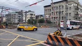 平交道柵欄14秒突降　車頭慘遭敲中