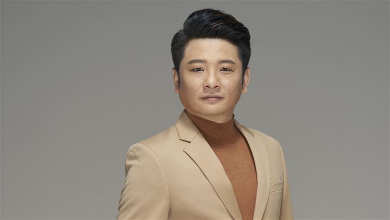 難敵疫情？蔡佳麟兼差叫賣薑母鴨