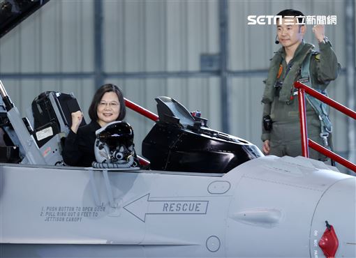 總統蔡英文登上F16-V駕駛艙握拳戰力強。（記者邱榮吉/嘉義拍攝）