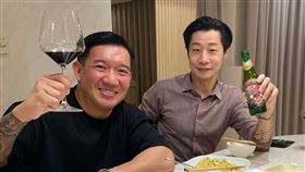 為了祝賀杜汶澤來台滿一年，立委林昶佐特地邀請他到家中吃飯/臉書