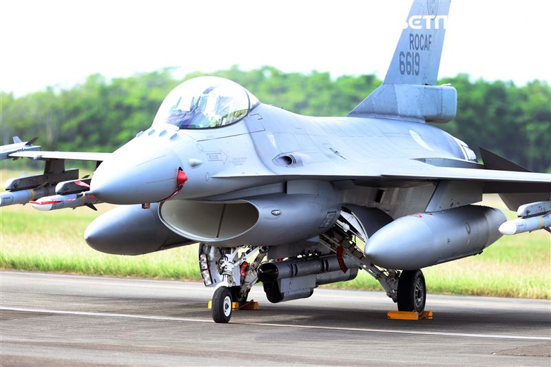 F16-V BLK20型戰機新接的狙擊手莢艙，右邊是前置紅外線莢艙，機腹中間是ALQ-184電戰莢艙。（記者邱榮吉/嘉義拍攝）