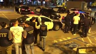 不爽被瞪　4惡煞竟當街攔車爆打1女