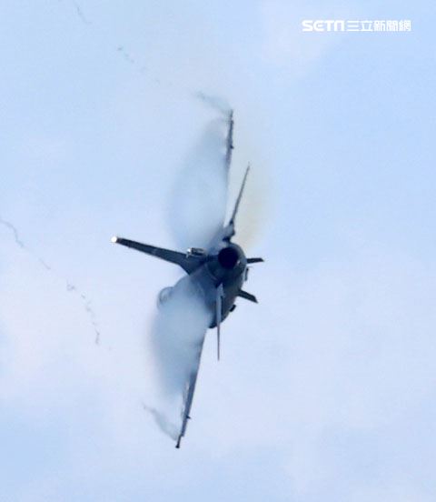 F16-V BLK20型戰機單機性能展示。（記者邱榮吉/嘉義拍攝）