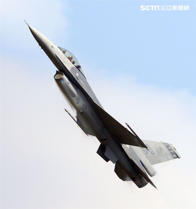 F16-V BLK20型戰機單機性能展示。（記者邱榮吉/嘉義拍攝）