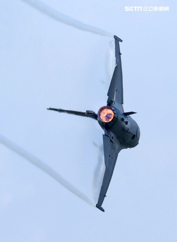 F16-V BLK20型戰機單機性能展示。（記者邱榮吉/嘉義拍攝）