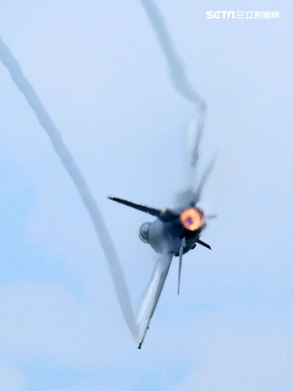 F16-V BLK20型戰機單機性能展示。（記者邱榮吉/嘉義拍攝）