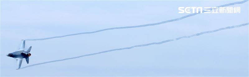 F16-V BLK20型戰機單機性能展示。（記者邱榮吉/嘉義拍攝）