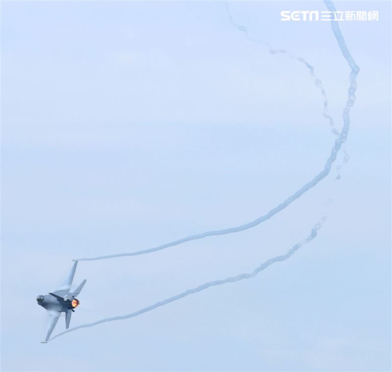 F16-V BLK20型戰機單機性能展示。（記者邱榮吉/嘉義拍攝）