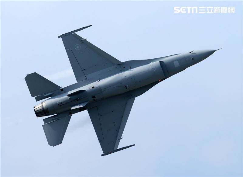 F16-V BLK20型戰機單機性能展示。（記者邱榮吉/嘉義拍攝）
