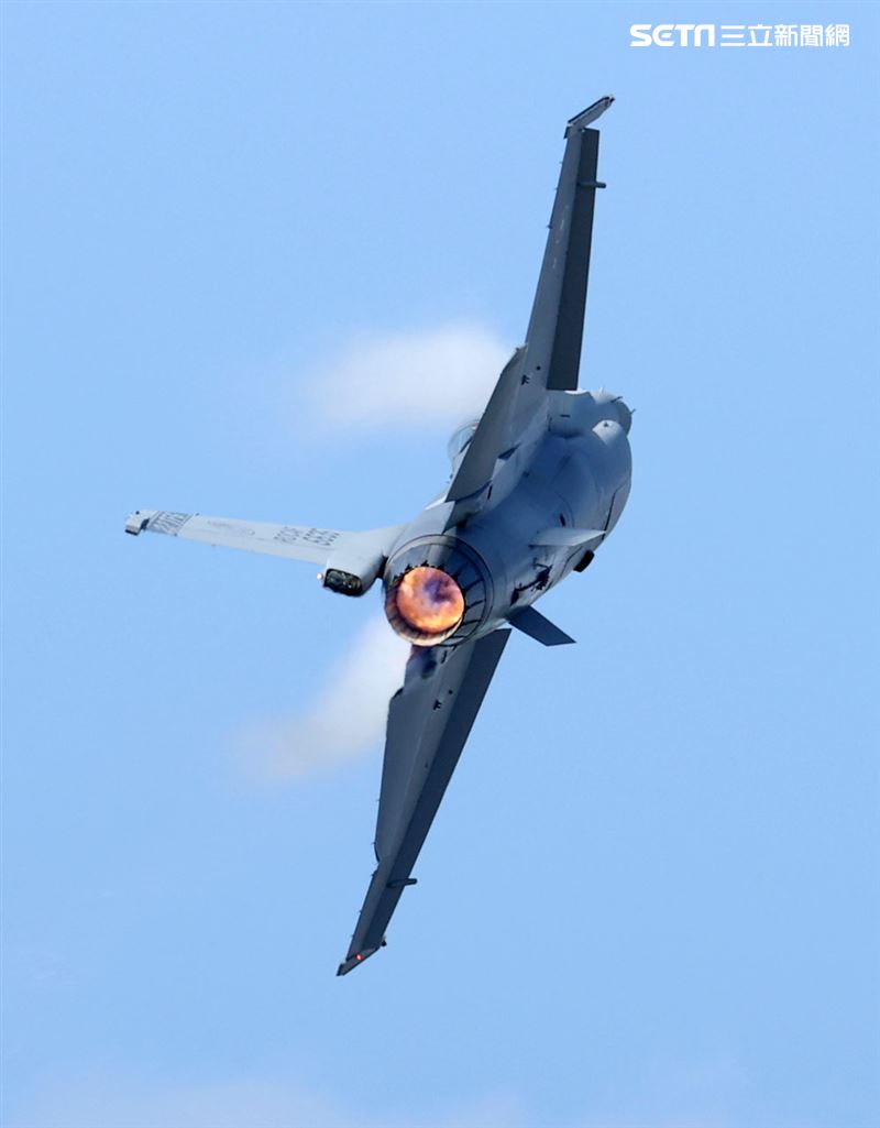 F16-V BLK20型戰機單機性能展示。（記者邱榮吉/嘉義拍攝）