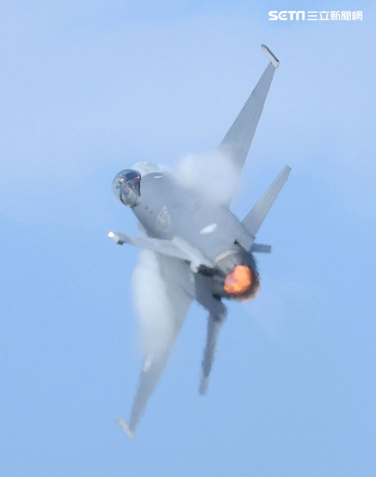 F16-V BLK20型戰機單機性能展示。（記者邱榮吉/嘉義拍攝）