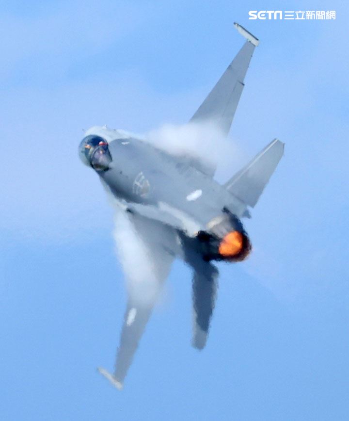 F16-V BLK20型戰機單機性能展示。（記者邱榮吉/嘉義拍攝）