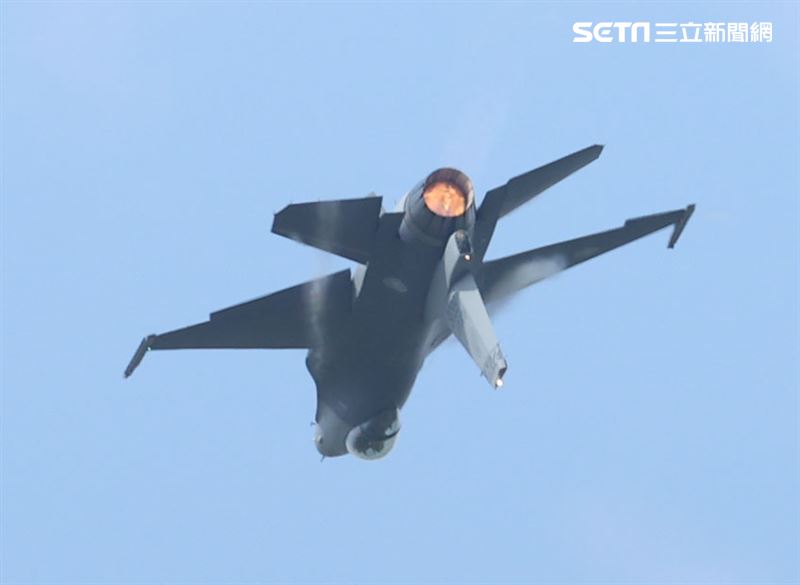 F16-V BLK20型戰機單機性能展示。（記者邱榮吉/嘉義拍攝）