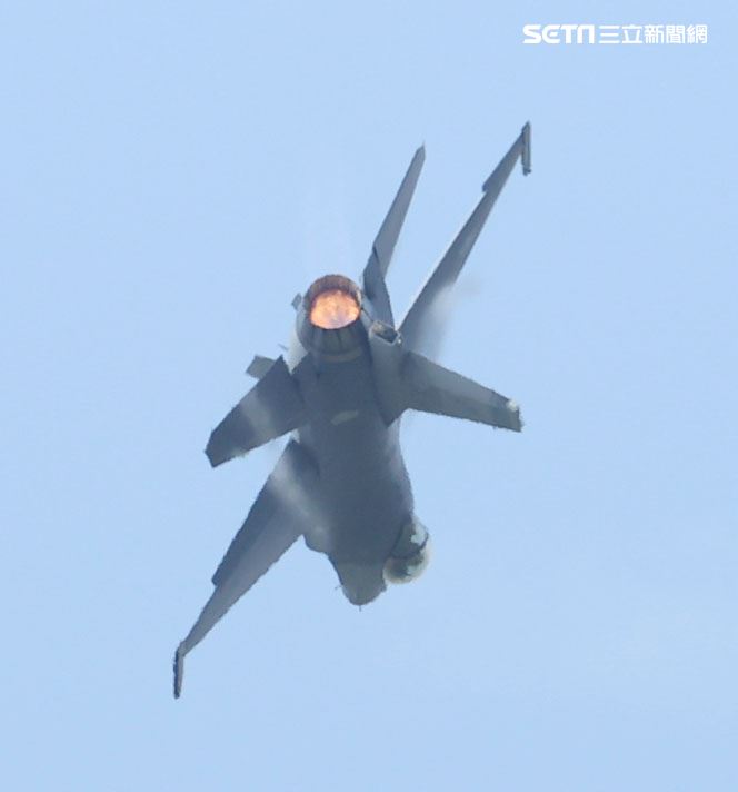 F16-V BLK20型戰機單機性能展示。（記者邱榮吉/嘉義拍攝）