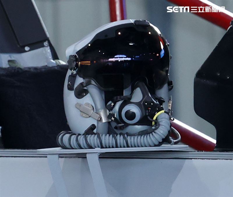 F16-V BLK20型戰機為發揮AIM-9X響尾蛇飛彈機動性，必須搭配聯合頭盔瞄準系統（Joint Helmet Mounted Cueing System, JHMCS），飛行員只要用眼睛注視攻擊目標。（記者邱榮吉/嘉義拍攝）