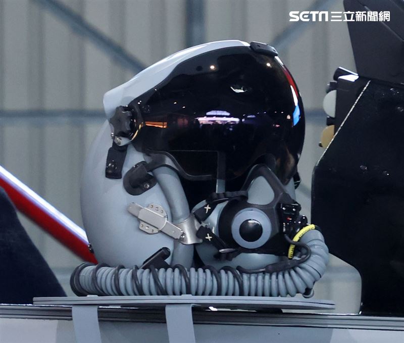 F16-V BLK20型戰機為發揮AIM-9X響尾蛇飛彈機動性，必須搭配聯合頭盔瞄準系統（Joint Helmet Mounted Cueing System, JHMCS），飛行員只要用眼睛注視攻擊目標。（記者邱榮吉/嘉義拍攝）
